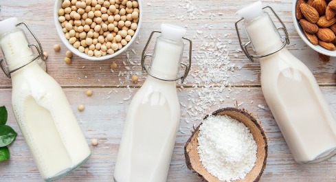 Leche de vaca vs bebida vegetal: ¿cuál es mejor?